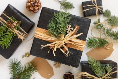 Kara hediye kutuları, Noel süsleri ve yeşil köknar dalları üst görünüm, kopyalama alanı. Noel ya da Yeni Yıl Tatil atmosferik dairesi süslü hediyelerle doluydu.