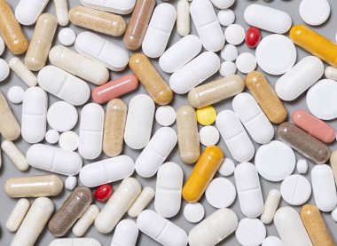 Tıbbi kapsüller ve haplar gri üst görüşe. Koruyucu ilaç ve sağlık, beslenme takviyeleri ve vitaminler. Çeşitli ilaç ilaç kapsülleri.