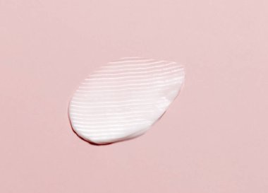 Açık pembe üst manzaralı kozmetik krem lekesi. Cilt ürünü dokusu - krem ya da besleyici merhem. Nemlendirici yüz kremi ya da vücut losyonu lekesi. Günlük kişisel bakım
