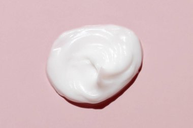 Açık pembe üst manzaralı kozmetik krem lekesi. Cilt ürünü dokusu - krem ya da besleyici merhem. Nemlendirici yüz kremi ya da vücut losyonu lekesi. Günlük kişisel bakım