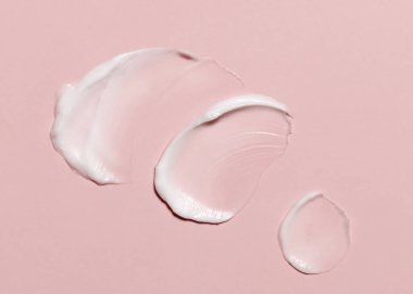 Açık pembe üst manzaralı kozmetik krem lekesi. Cilt ürünü dokusu - krem ya da besleyici merhem. Nemlendirici yüz kremi ya da vücut losyonu lekesi. Günlük kişisel bakım