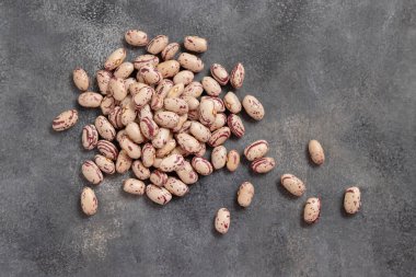 Gri masa manzaralı kuru fasulye yığını. Sağlıklı vejetaryen yemekleri, protein kaynakları. Geleneksel Latin Amerikalı kuzen malzemesi