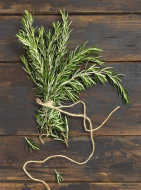 Koyu eskimiş ahşap masa manzaralı taze biberiye filizleri. Et ve balık için otlar. Akdeniz mutfağı konsepti