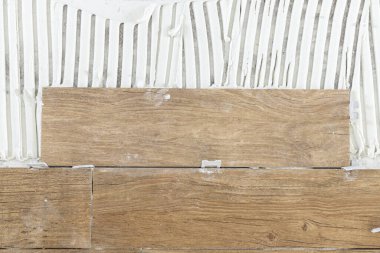 Oda, döşeme ve döşeme işlemleri. Yapıştırıcı ve boşluklarla hazırlanmış. Üst manzara. İnşaat süreci ya da bir evin yenilenmesi, DIY ev imalatçıları