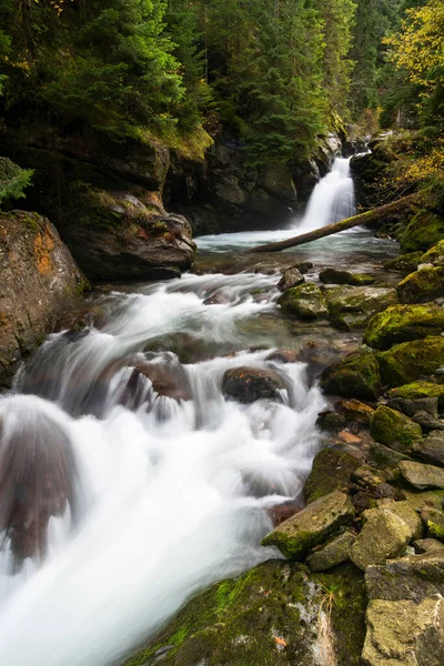 Cascada Que Fluye Través Rocas Bosque Profundo Paisaje Otoñal —  Fotos de Stock