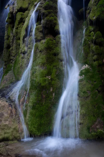 ルーマニアの山の滝 Besnita ストック写真