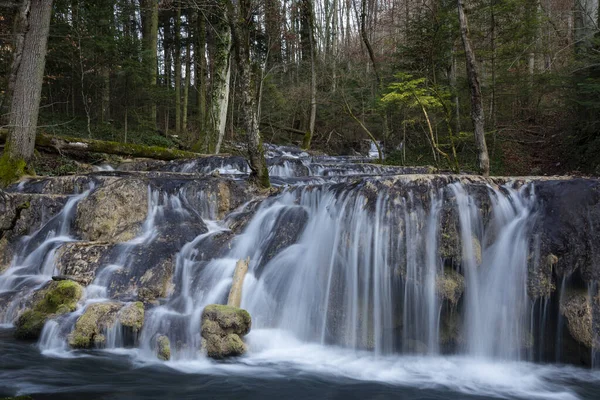 ルーマニアの山の滝 Besnita ロイヤリティフリーのストック画像