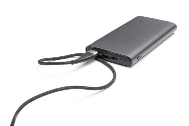 Kablolu tam şarjlı güç bankası ve beyaz arka planda izole edilmiş iki usb çıkışı. Mobil aygıtları yüklemek için Powerbank.