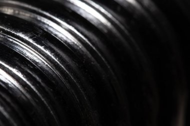 Siyah zemin üzerindeki metal vidanın ipliğini kapat, desenli metal, soyut makro