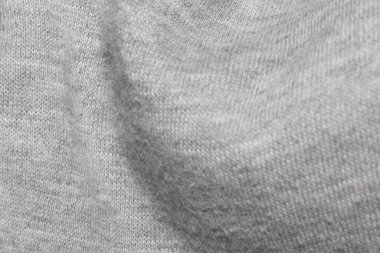 Bu resim, karmaşık dokuyu ve dokuma desenini vurgulayan gri örülmüş bir kumaşın yakın görüntüsünü gösterir..