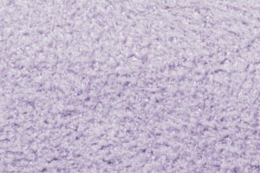 Bu resim yumuşak, lavanta renkli ve rahat görünen kumaşın detaylı dokusunu yakalar..