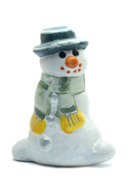 Noel oyuncağı kardan adam beyaz arka planda izole edilmiş, yakın çekim