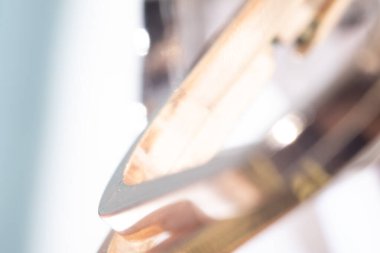 Lüks metal arka plan. Parlak ve parlak makro çekim gümüş dekorun yansıtıcı güzelliğini yakalıyor. Yüksek tuşlu yumuşak odak ile estetik bulanık arkaplan