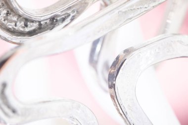 Lüks metal arka plan. Parlak ve parlak makro çekim gümüş dekorun yansıtıcı güzelliğini yakalıyor. Yüksek tuşlu yumuşak odak ile estetik bulanık arkaplan