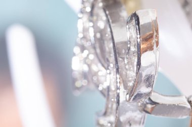 Lüks metal arka plan. Parlak ve parlak makro çekim gümüş dekorun yansıtıcı güzelliğini yakalıyor. Yüksek tuşlu yumuşak odak ile estetik bulanık arkaplan