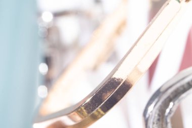 Lüks metal arka plan. Parlak ve parlak makro çekim gümüş dekorun yansıtıcı güzelliğini yakalıyor. Yüksek tuşlu yumuşak odak ile estetik bulanık arkaplan