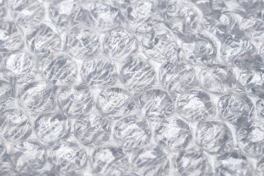 Seçici odaklı baloncuklu makro fotoğraf. Kırılgan eşyaları paketlemek için kullanılan hava kabarcıkları olan şeffaf plastik bir maddedir. Yakın çekim dokusu