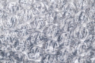 Seçici odaklı baloncuklu makro fotoğraf. Kırılgan eşyaları paketlemek için kullanılan hava kabarcıkları olan şeffaf plastik bir maddedir. Yakın çekim dokusu