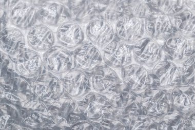 Seçici odaklı baloncuklu makro fotoğraf. Kırılgan eşyaları paketlemek için kullanılan hava kabarcıkları olan şeffaf plastik bir maddedir. Yakın çekim dokusu