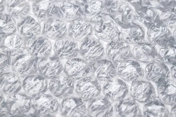 Seçici odaklı baloncuklu makro fotoğraf. Kırılgan eşyaları paketlemek için kullanılan hava kabarcıkları olan şeffaf plastik bir maddedir. Yakın çekim dokusu