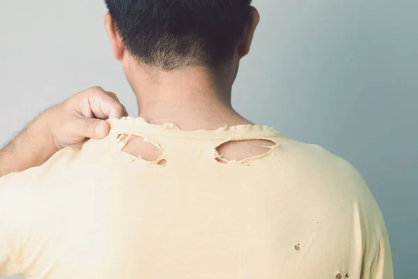 Usado Tipo Errado Conceito Lavagem Homem Com Shirt Amarela Rasgada — Fotografia de Stock