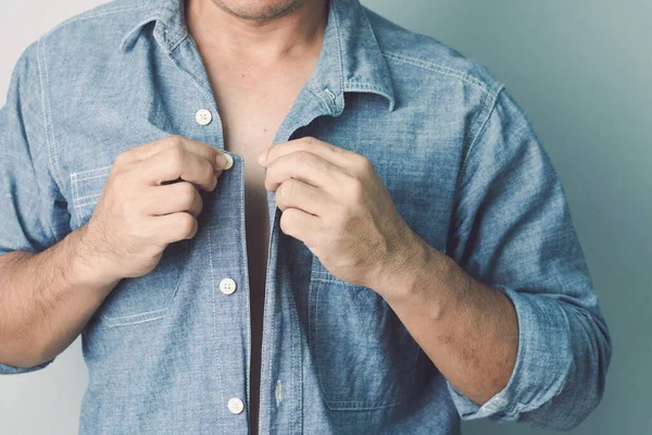 Yanlış Düğme Gerisi Yanlış Olacak Kot Pantolonun Düğmelerini Ilikleyen Adam — Stok fotoğraf