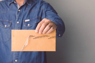 Kahverengi gizli bir zarf taşıyan iş adamı. Kaset ve sözle mühürlendi. Lütfen Tayland ve İngilizce 'de mührün kırılmasını kabul etmeyin..