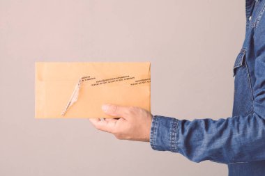 Kahverengi gizli bir zarf taşıyan iş adamı. Kaset ve sözle mühürlendi. Lütfen Tayland ve İngilizce 'de mührün kırılmasını kabul etmeyin..