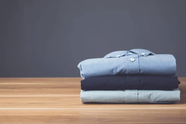 Großaufnahme Stapel Neuer Farbe Männer Hemd Auf Hölzernem Schreibtisch Mit — Stockfoto