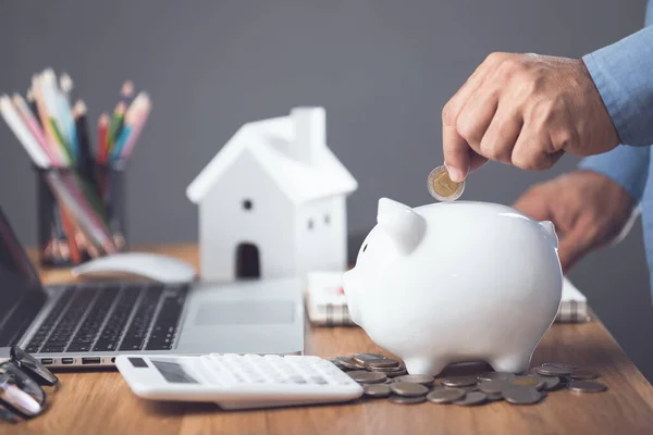 Huis Aankoop Geld Besparen Idee Home Cost Berekenen Concept Man — Stockfoto