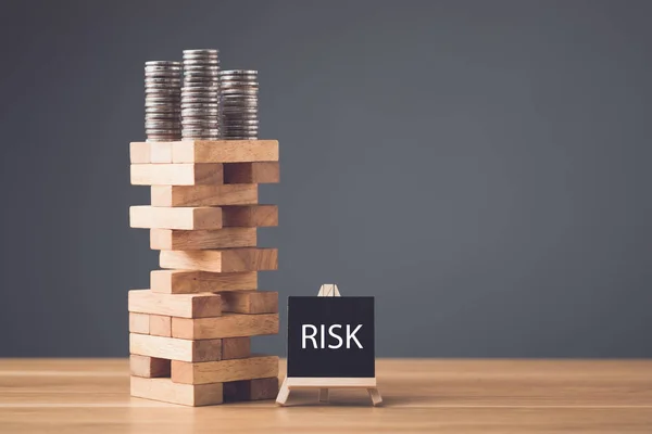 ビジネスや金融の概念におけるリスク ビジネス上のリスクを防ぐアイデア オフィスの木製机の上のタワー木製ブロックゲームの横にワードリスクとノートのための木製ボード スタジオショット — ストック写真