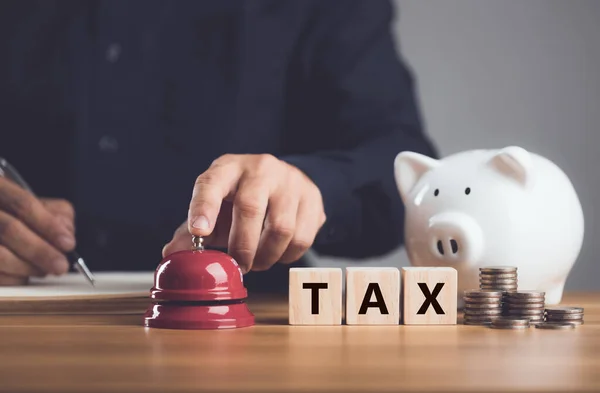 Powiadomienie Terminie Zapłaty Podatku Pieniądze Zarządzanie Finansami Man Dzwonek Tax — Zdjęcie stockowe