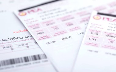 Tayland Elektrik İdaresi 'nden gelen elektrik faturasının yakın çekimi. Görüntü, tipik bir Tayland bağlamında enerji maliyetleri ve ev bütçesini vurguluyor