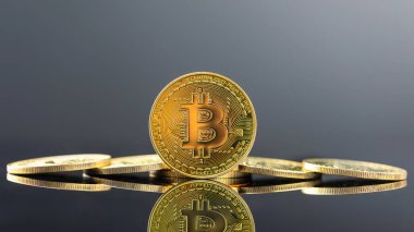Koyu arkaplanda Bitcoin, Dijital bir para birimi olan altın bitcoin 'i kapatın, merkezden bağımsız bir sistemle çalışır işlemler kaydedilir ve merkezi yetki olmadan yeni birimler oluşturulur
