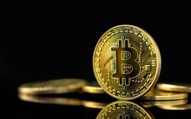 Koyu arkaplanda Bitcoin, Dijital bir para birimi olan altın bitcoin 'i kapatın, merkezden bağımsız bir sistemle çalışır işlemler kaydedilir ve merkezi yetki olmadan yeni birimler oluşturulur