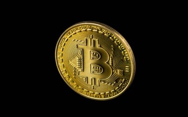 Koyu arkaplanda Bitcoin, Dijital bir para birimi olan altın bitcoin 'i kapatın, merkezden bağımsız bir sistemle çalışır işlemler kaydedilir ve merkezi yetki olmadan yeni birimler oluşturulur
