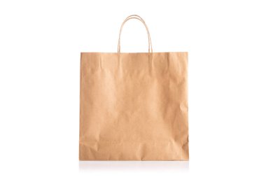 Dükkan paketleme için boş kahverengi bir kese kağıdı, beyaz arka planda stüdyo çekimi. Geri dönüşümlü materyallerin ambalaj için kullanılması, günlük uygulamalarda sürdürülebilirliğin teşvik edilmesi