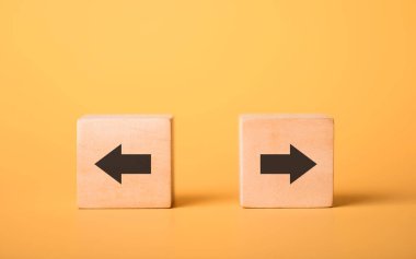 Tahta bloklardaki ileri ve geri oklar düşünce gelişimini sembolize ediyor. Gelecekteki büyüme ve iyileşme yolunda ilerlerken geçmişteki eylemleri yansıtma süreci