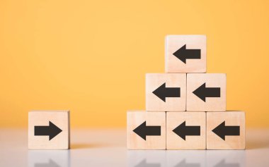 Tahta bloklardaki ileri ve geri oklar farklı, düşünce gelişimini sembolize ediyor. Gelecekteki büyüme ve iyileşme yolunda ilerlerken geçmişteki eylemleri yansıtma süreci