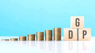 Bir yığın madeni paranın yanında 