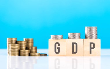 Bir yığın madeni paranın yanında 