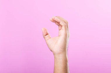 El, bir yumruk, açık avuç içi ve pembe arka plana karşı kaldırılmış parmaklar gibi çeşitli jestler sergiler. El sembolleri aracılığıyla iletişimin görsel keşfi