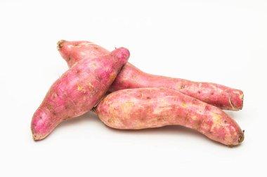 Tatlı patates izole kırpma yolu ile beyaz arka plan üzerinde.