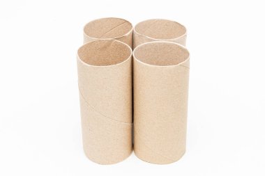 Boş tuvalet kağıdı rulolarını kes. Tuvalet kağıdı çekirdeği, tuvalet kağıdı çekirdeği, tuvalet kağıdı tüpü. Geri dönüşüm için kağıt atığı.