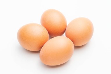 Beyaz arka planda izole edilmiş dört kahverengi organik yumurta. Gıda ve Organik Konsept.