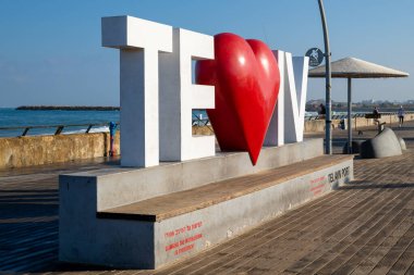 Tel Aviv, İsrail. 10 Eylül 2022 Tel Aviv. Liman bölgesinde. Tel Aviv 'de selfie fotoğraf fırsatı. Kelimelerle oyna. İbranice 'de kalp kelimesi 