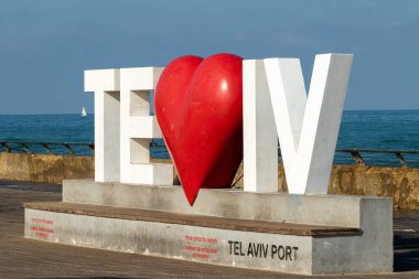 Tel Aviv, İsrail. 10 Eylül 2022 Tel Aviv. Liman bölgesinde. Tel Aviv 'de selfie fotoğraf fırsatı. Kelimelerle oyna. İbranice 'de kalp kelimesi 