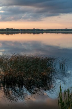 ABD 'nin Minnesota kırsalındaki Kuzey Kaplumbağa Gölü' nde sakin bir günbatımının güzel renkleri 