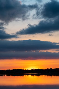 Bulutlar, Minnesota 'daki Kuzey Kaplumbağa Gölü' nde sakin bir günbatımının güzel renklerini yansıtıyor.