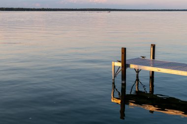 Minnesota kırsalındaki Susamuru Gölü 'nde gün batımında rıhtım.